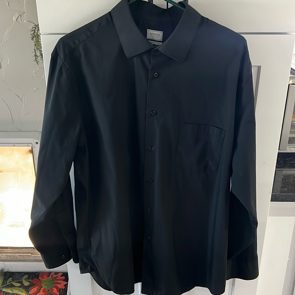 Arrow Men’s Black Long-Sleeve Dress Shirt with Point Collar